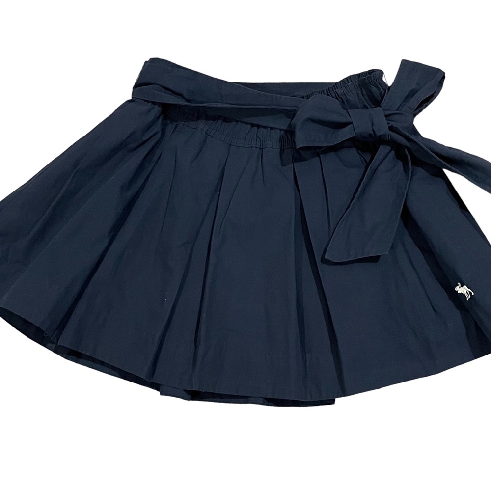 A&F Mini skirt in navy blue, lined to give volume